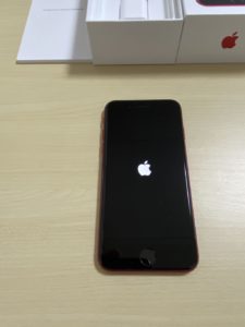 iPhone SE（第2世代）の電源入れた画像