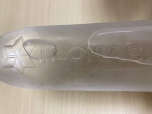 「いろはす」のラベルレス商品画像　ブランドが刻印されています