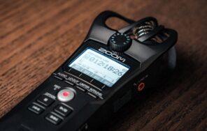 木製のテーブルに置かれたボイスレコーダーのイメージ