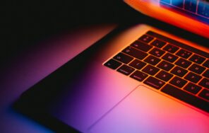 MacBookスタンドで高さを出した作業環境の実写イメージ