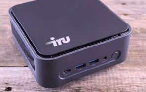 木のデスクに置かれた小型デスクトップパソコンと背面のUSB-Cポートのイメージ