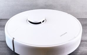 木の床の上を走る白いロボット掃除機のイメージ