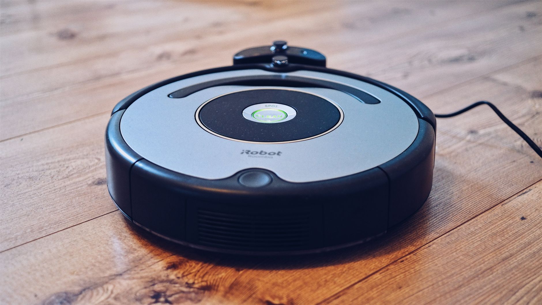 フローリングを走行するロボット掃除機を近くから見たイメージ