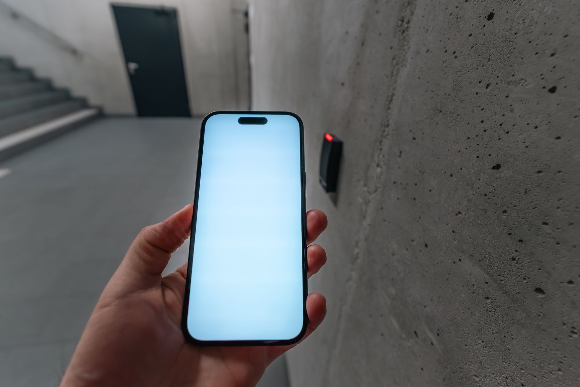 スマートフォンをかざしてドアを解錠しているイメージ