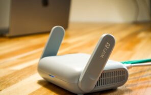 アンテナ付きのWi-Fiルーターを木製デスクに置いたイメージ