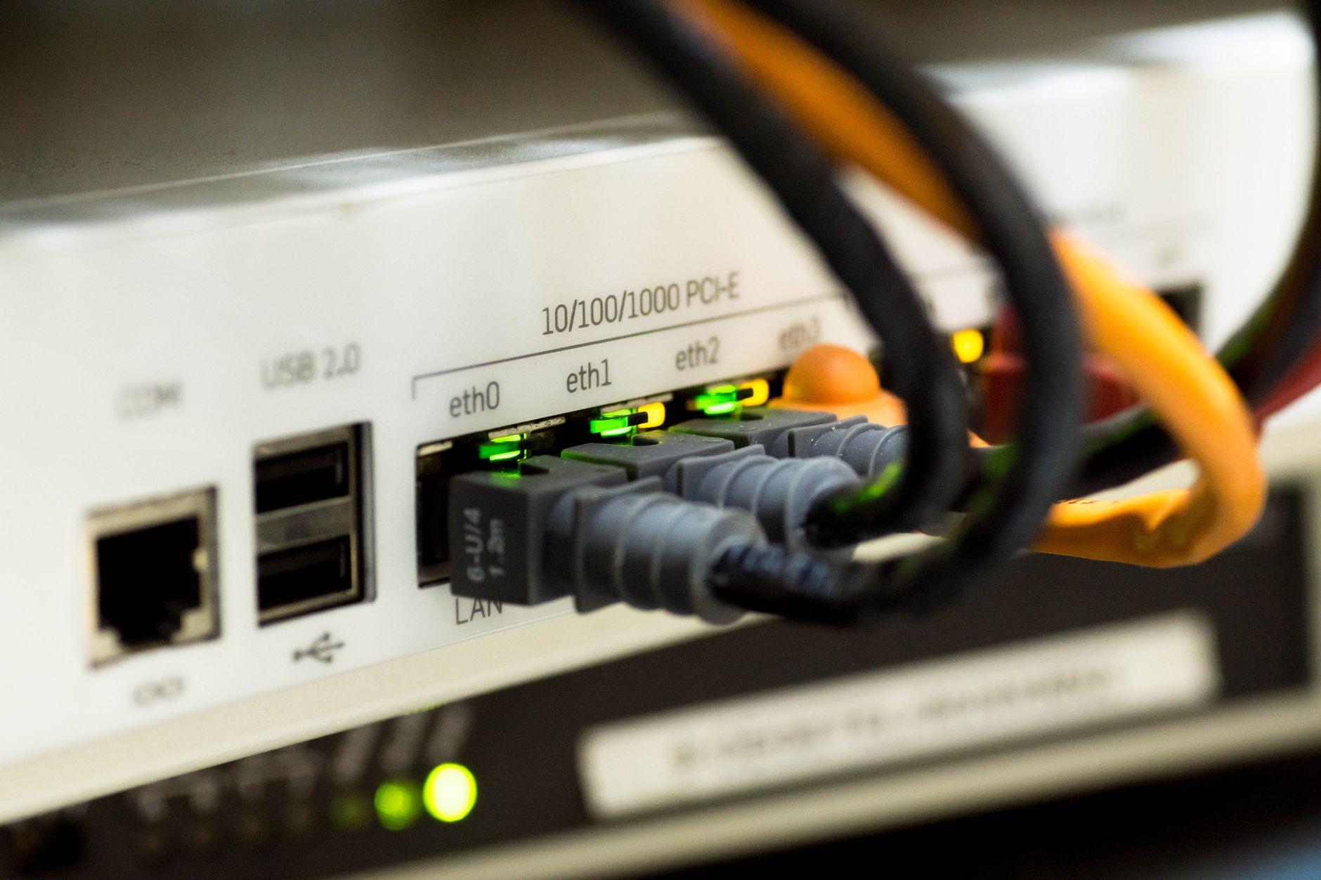 ルーターのLANポートに有線LANケーブルを挿し込んだイメージ