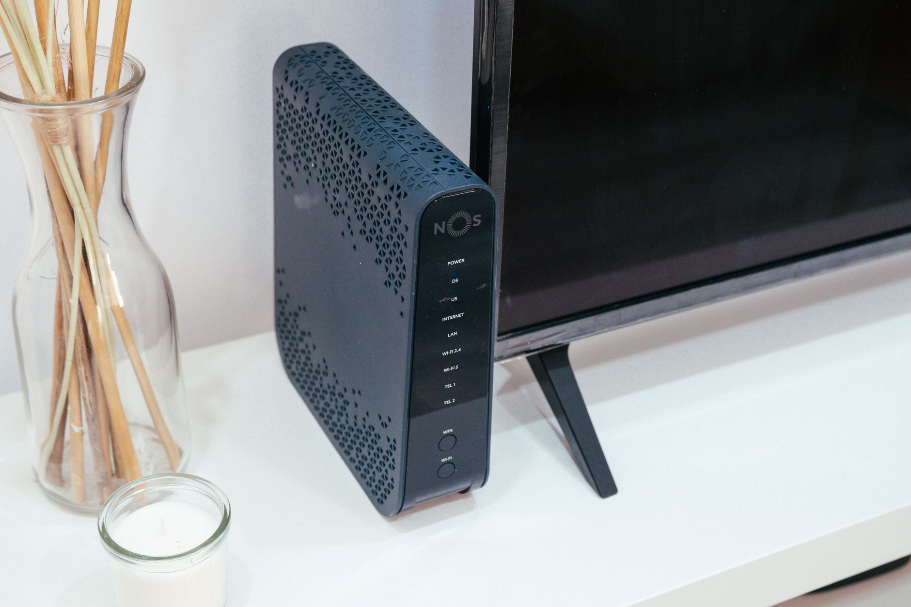 棚に置いたWi-Fiルーターと周辺機器のイメージ