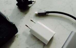 白い大理石の台に充電器とUSB-Cケーブル、小型のモバイルバッテリーを並べたイメージ