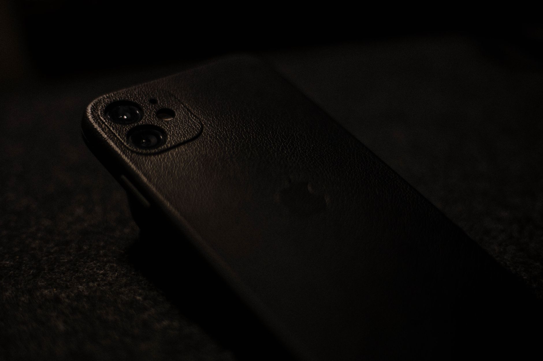 ケースを付けたスマートフォンを近くで写したイメージ