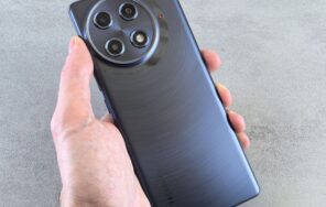 トリプルカメラのスマートフォンを手に持っているイメージ