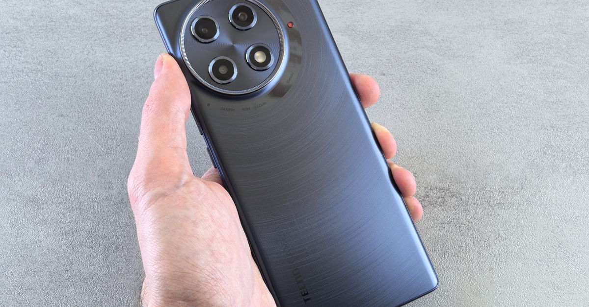 トリプルカメラのスマートフォンを手に持っているイメージ