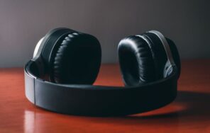 木製のテーブルに置かれたワイヤレスヘッドホンのイメージ