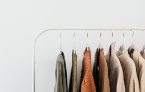 少ない服が掛かったシンプルなハンガーラックのイメージ