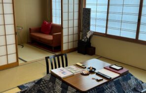 こたつが置かれた暖かい和室のイメージ